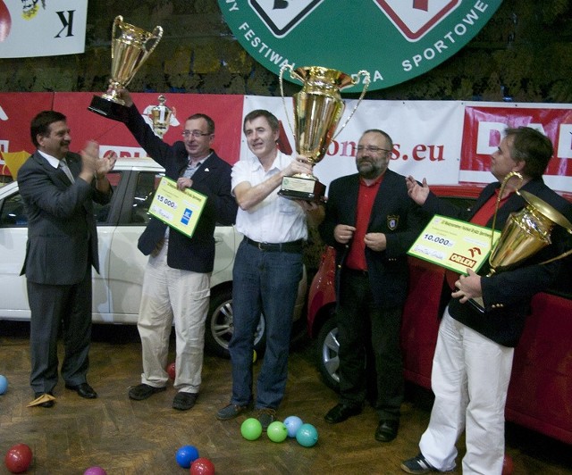 Zwycięzcy festiwalu: Tomasz Gotard (biała koszulka), Jan Moszczyński (czek na 15 tys. zł) i Jarosław Cieślak (czek na 10 tys. zł). 