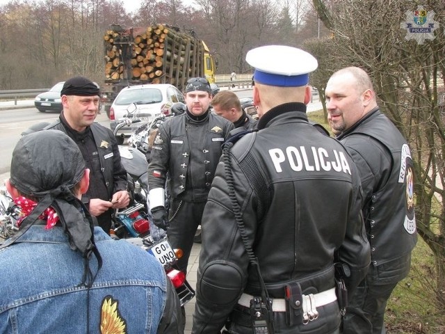 Policjanci i miłośnicy dwóch kółek razem.