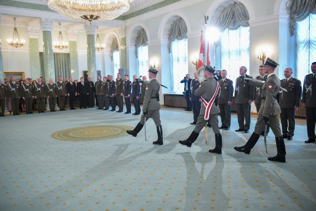 Awanse generalskie i admiralskie dla 17 oficerów Wojska Polskiego.