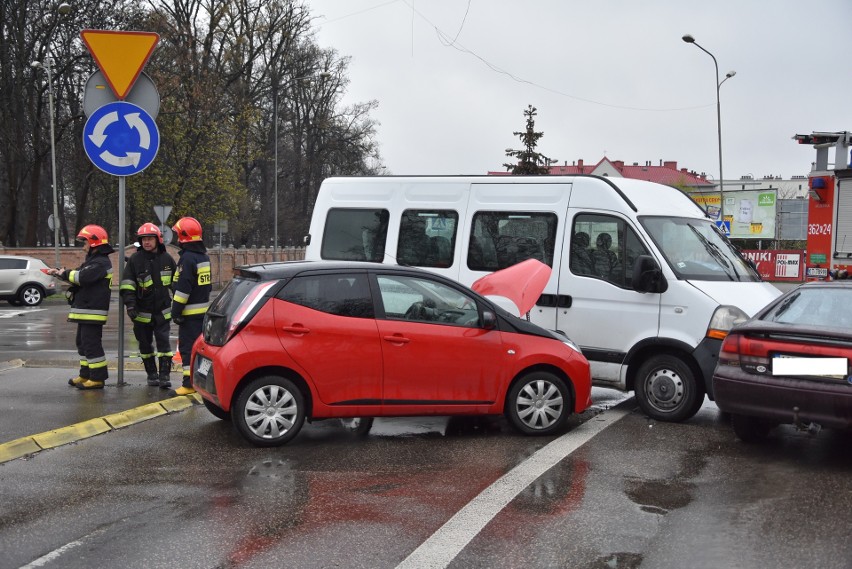 Karambol na rondzie przy ul. Słonecznej w Tarnowie. Bus zderzył się z trzema samochodami [ZDJĘCIA]