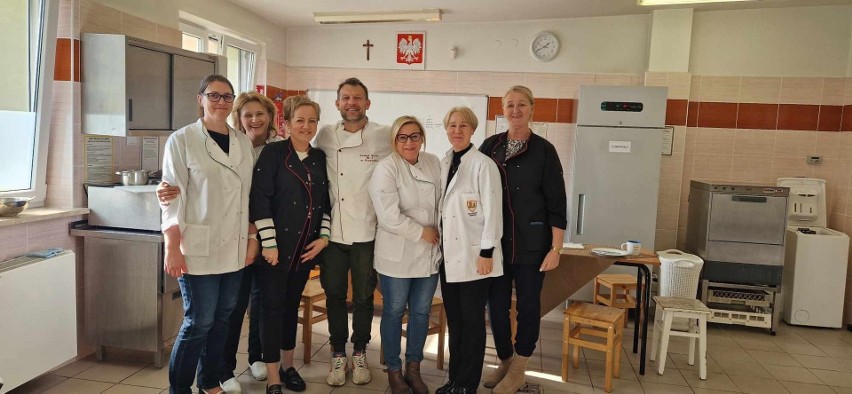 Tomasz Skobel, finalista programu Master Chef, prowadził na warsztaty kulinarne w Zespole Szkół numer 2 w Przysusze. Zobacz zdjęcia! 