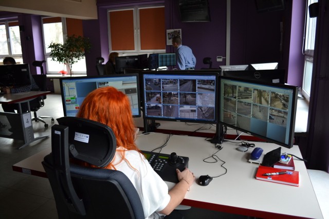 Operatorzy monitoringu obsługują 66 kamer w nowoczesnym centrum w siedzibie Straży Miejskiej