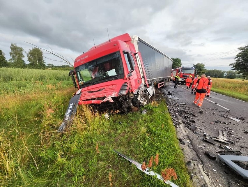 Tragiczny wypadek w okolicach Goleniowa. Zakleszczony w aucie pasażer nie przeżył