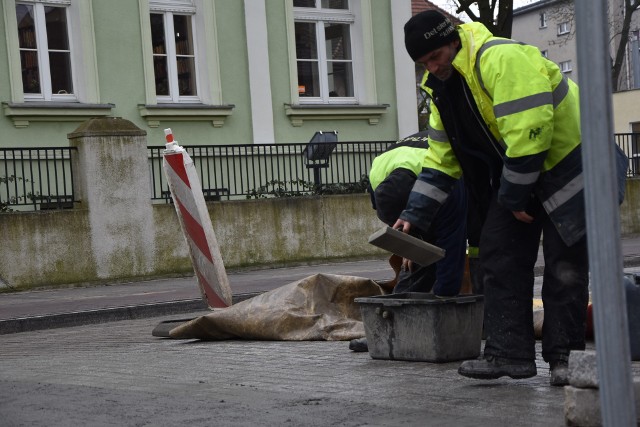 Ekipa naprawia kostkę na ul. Bankowej w Nowej Soli