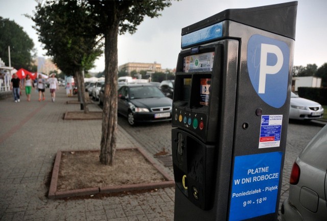 Rząd, wbrew władzom lokalnym, nie chce podnosić opłat za parkowanie  Krytykuje też samorządy za małą liczbę parkingów wielopoziomowych