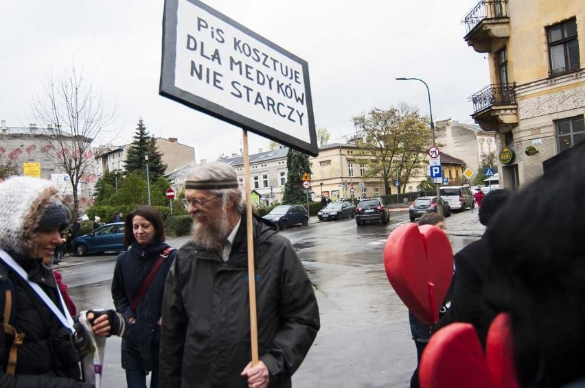 Kraków. Komitet Obrony Demokracji poparł protest młodych lekarzy