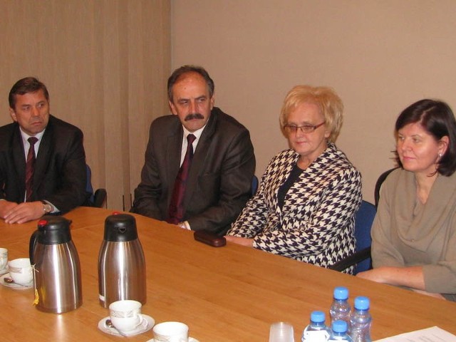 Nowe władze powiatu: (od lewej) Zdzisław Bocian, Bogdan Pągowski, Teresa Trzaska i Justyna Garbarczyk 