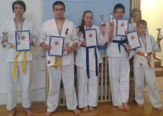 Włoszczowscy karatecy odnieśli sukces na III Mistrzostwach Województwa Świętokrzyskiego w Karate Kyokushin w Kielcach. Opiekunem zawodników jest sensei Sylwester Suchacki.