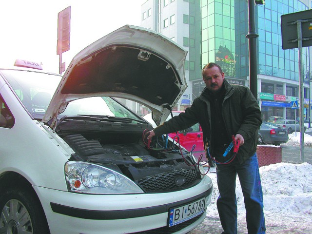 – W taką pogodę jest o wiele więcej zamówień na pomoc w uruchamianiu aut – mówi Andrzej Naumiuk, białostocki taksówkarz z firmy MPT Super Taxi. – Zauważyłem też znacznie większe zapotrzebowanie na zwykłe kursy.