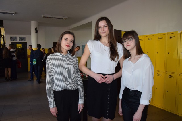 Agata Stróż, Magdalena Ziółek i Gabriela Gurtat zdawały egzamin z języka angielskiego w Publicznym Gimnazjum nr 13.