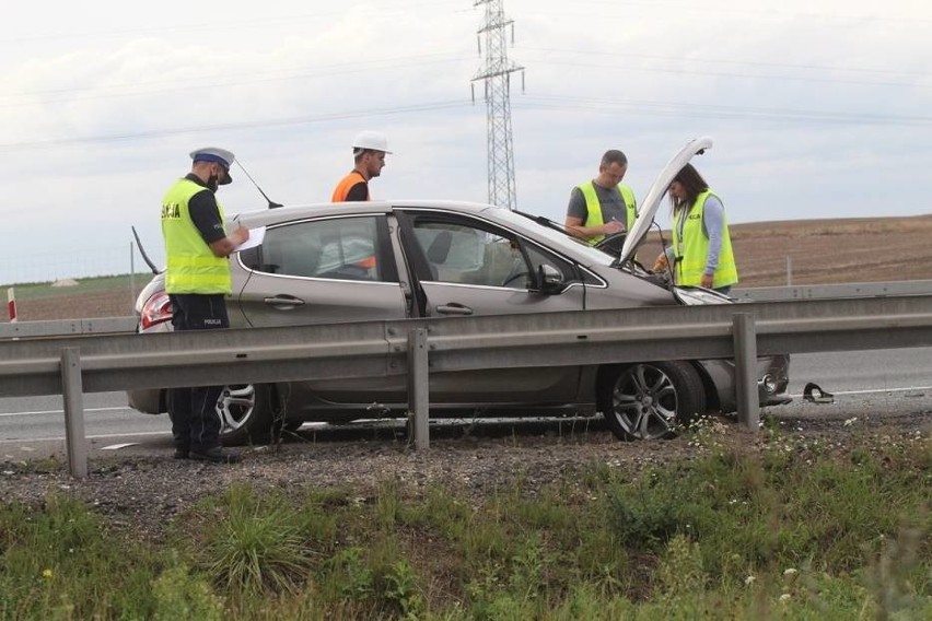 Groźny wypadek na drodze ekspresowej S3. Tir przewrócił się do rowu (ZDJĘCIA)
