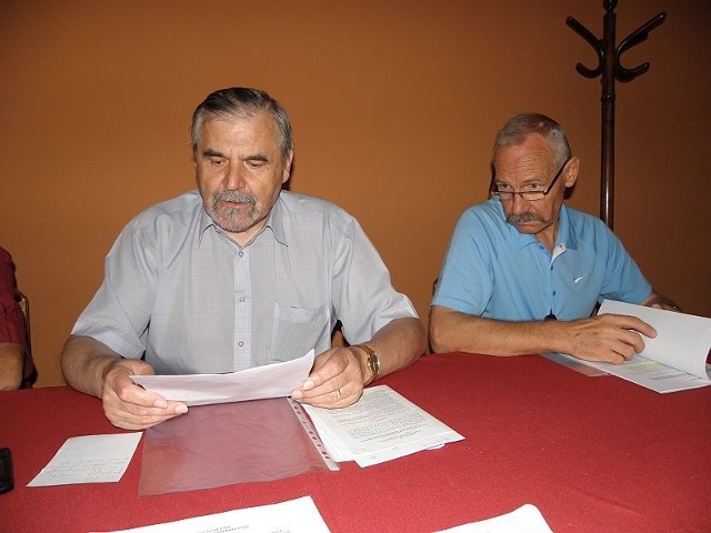 Andrzej Kieraj i Ryszard Rosiński podczas konferencji prasowej w sprawie czynszów za mieszkania komunalne