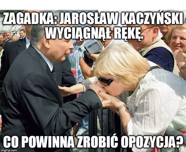 Jarosław Kaczyński obchodzi 69. urodziny. Zobacz najlepsze MEMY KACZYŃSKI na urodziny Prezesa PiS.Jarosław Kaczyński 18 czerwca obchodzi swoje 69. urodziny. Życzenia urodzinowe dla prezesa Prawa i Sprawiedliwości płyną z całej Polski. Powstają również charakterystyczne memy, pokazujące jak dużą rolę odgrywa Jarosław Kaczyński w życiu Polaków.Jarosław Kaczyński urodził się w Warszawie. Jego bratem bliźniakiem był Lech Kaczyński, który był również prezydentem RP. Bracia Kaczyńscy zagrali w filmie: "O dwóch takich, co ukradli księżyc", którego wyreżyserował Jan Batory, wcielając się w role Jacka (Lech Kaczyński) i Placka (Jarosław Kaczyński).