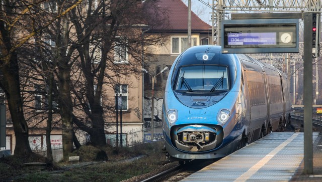 Podróż pociągami Pendolino nad polskie morze na trasie Warszawa – Gdynia od połowy 2020 roku będzie trwała krócej. Zwiększy się także przepustowość linii