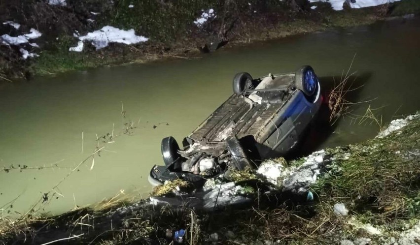 Wypadek w Trzcianie, samochód osobowy wpadł do rzeki,...