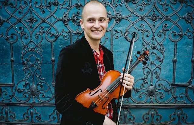 Robert Bachara naukę gry na skrzypcach rozpoczął już jako ośmiolatek. W 2009 r. ukończył z wyróżnieniem studia w Akademii Muzycznej im. Karola Lipińskiego we Wrocławiu. W maju 2012 roku uzyskał stopień doktora sztuk muzycznych.