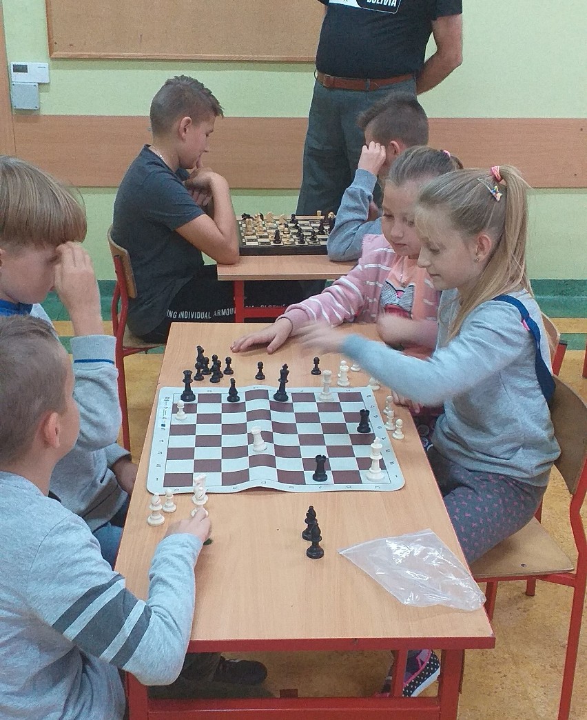 Turniej szachowo-warcabowy w Szkole Podstawowej w Rakowie.