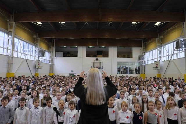 777 uczniów i około 40 nauczycieli śpiewało dziś (6.03) na sali gimnastycznej Szkoły Podstawowej nr 24 hymn Polski i dwie pieśni patriotyczne. Wszystko w ramach ogólnopolskiego konkursu "Do hymnu". SP nr 24 jest jedyną placówką w Toruniu, a siódmą z województwa, która zakwalifikowała się do tej rywalizacji. Wykonanie oceniało jury. Trzymamy kciuki za wyniki tej muzycznej rywalizacji!Zobacz także: Uwaga! Zmiany w nocnej i weekendowej opiece dla dzieci w Toruniu!