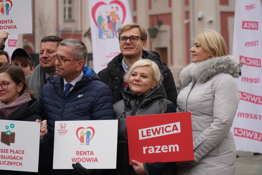 Podczas konferencji prasowej w Poznaniu liderzy Lewicy Razem...