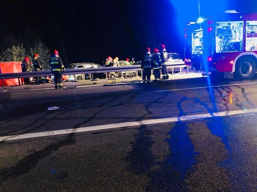 Wielki karambol na S1 w Jaworznie. Zderzyło się kilkanaście samochodów. Jedna osoba nie żyje, są ranni. Na miejscu lądował śmigłowiec LPR