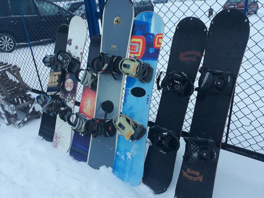 Łyżwy, narty i deski snowboardowe na niedzielnej giełdzie samochodowej na Załężu. Aut jak na lekarstwo [ZDJĘCIA]