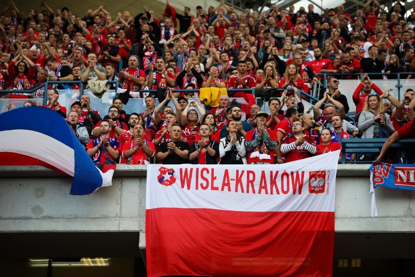 Na flagach kibice Wisły Kraków używają historycznego herbu