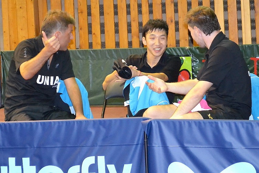 Li Bochao (w środku) miał powody do radości. Z lewej trener...