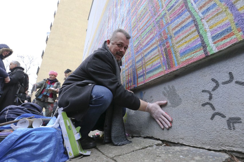 Mural przy al. Piłsudskiego odnowiony. Zniknęła swastyka pojawiły się kolorowe dłonie. Każdy mógł "przybić piątkę"