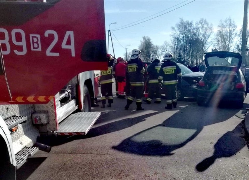 Nowy Dwór. Zderzenie dwóch aut na skrzyżowaniu. Dwie kobiety trafiły do szpitala [ZDJĘCIA]