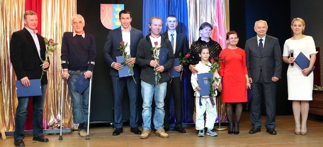Wyróżnieni sportowcy z terenu gminy Morawica wraz z wręczającymi nagrody.