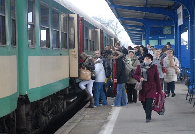 Kolej zdecydowała się na najbardziej oblężona linię, czyli z Gorzowa do Kostrzyna, posłać wczoraj zwykły pociąg. Bo w autobusie pasażerowie by się nie pomieścili.