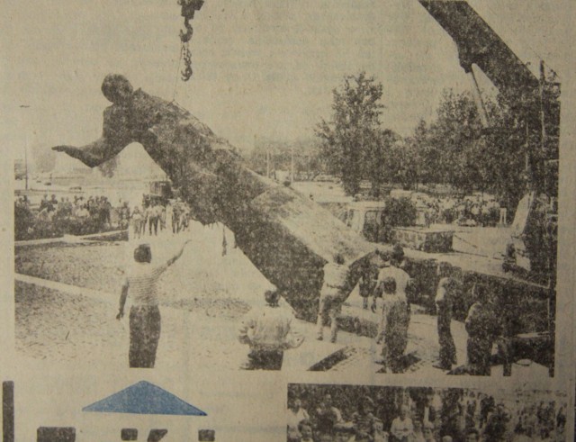Zdjęcie z demontażu pomnika z Kuriera z 1 sierpnia 1989.