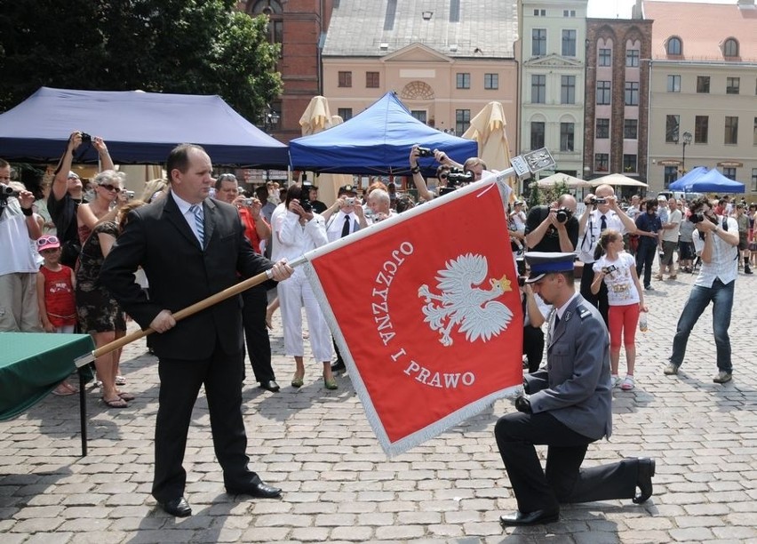 Święto Policji w Toruniu. Uroczystość nadania sztandaru dla KMP w Toruniu