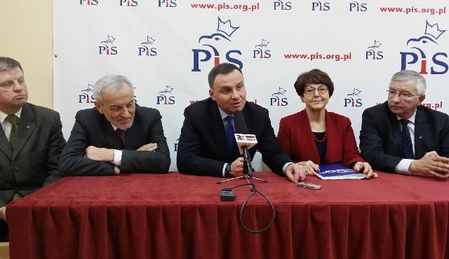 Poseł Andrzej Duda (w środku) mówił, że najważniejszym elementem programu Prawa i Sprawiedliwości są rozwiązania dotyczące polityki prorodzinnej.
