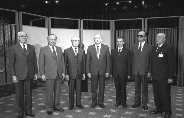 Spotkanie przywódców Układu Warszawskiego w ostatnich latach istnienia bloku (1987 r.). Od lewej stoją: Gustáv Husák, Todor Żiwkow, Erich Honecker, Michaił Gorbaczow, Nicolae Ceauşescu, Wojciech Jaruzelski, János Kádár