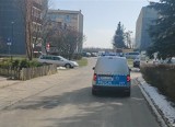 Koronawirus Podhale. Po Nowym Targu jeździ policja i nawołuje do pozostania w domach