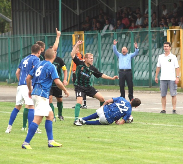 Piłkarze Stali Stalowa Wola (w środku Bartosz Horajecki) przegrali z Puszczą Niepołomice.