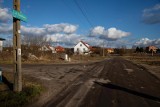 Białystok. Mieszkańcy ul. Chmielowej i Szyszkowej na Zawadach jeszcze poczekają na kanalizację. Miasto nie ma w tym roku pieniędzy [ZDJĘCIA]