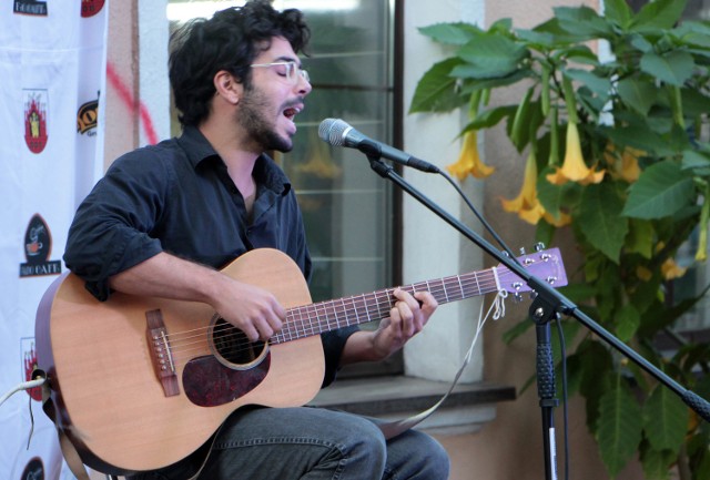 João de Sousa Wokalista, gitarzysta i kompozytor pochodzący z Porto w Portugalii wystąpił przed grudziądzką publicznością w Kawiarni "Fado Cafe" przy ulicy Mikołaja Reja.