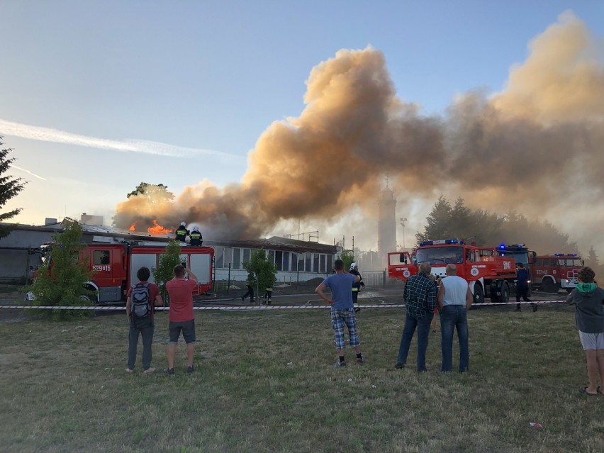 Pożar wybuchł we wtorkowe popołudnie w budynku przy Szkole...