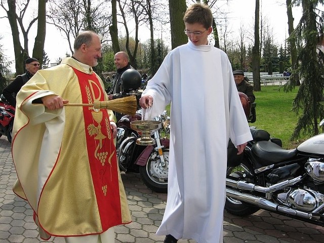 Po mszy świętej o. Mariusz Legieżyński OMI poświęcił motocykle