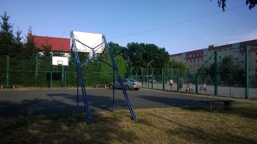 Parking na boisku do koszykówki.