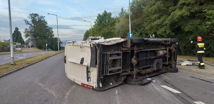 Tarnów. Wypadek busa i ciężarówki na ulicy Nowodąbrowskiej. Kierowcę uwolniono z rozbitego pojazdu przez rozcięty dach