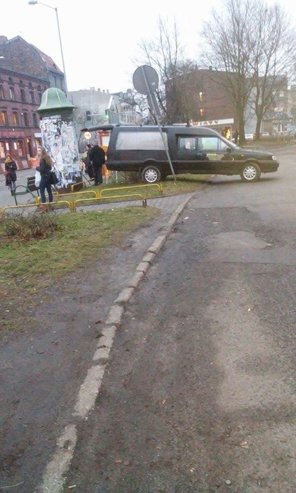 Karawan wynajęty do ściągania plakatów wyborczych w...