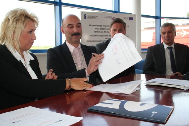 Podpis pod umową złożył prezes Portu, Maciej Dziadosz oraz Aneta Szadkowska, dyrektor Regionalnego Oddziału Korporacyjnego PKO Banku Polskiego w Szczecinie.