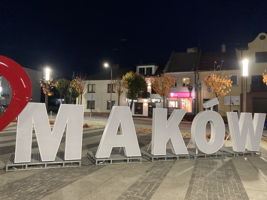 Maków Mazowiecki. I love Maków - taki napis stanął 26.10.2020 na makowskim rynku. Zdjęcia