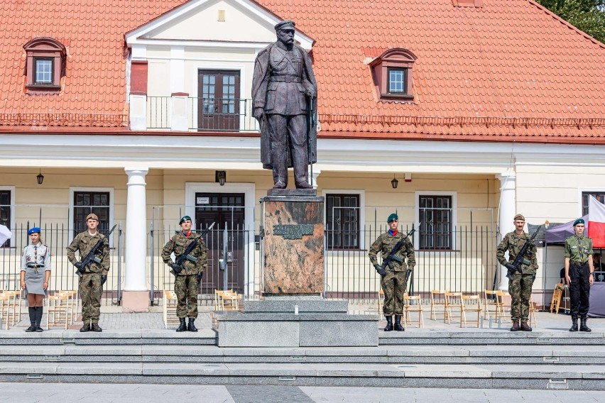 Uroczyste obchody Święta Wojska Polskiego pod pomnikiem...