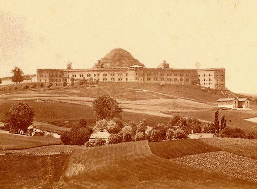 Widok od wschodu kopca Kościuszki z fortyfikacjami, ok. 1868...