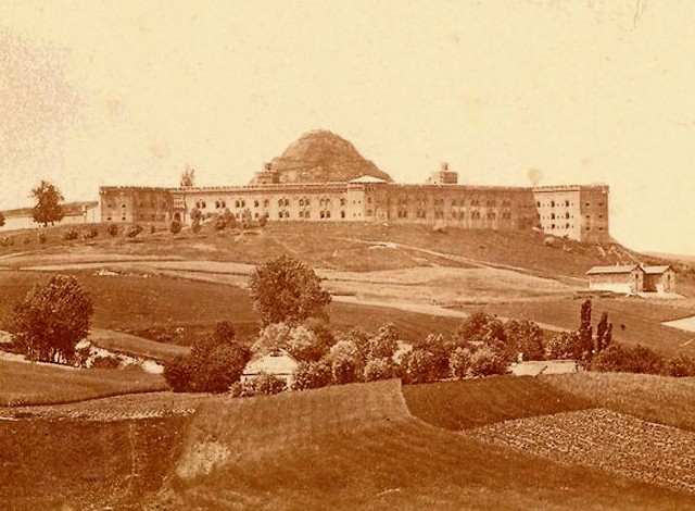 Widok od wschodu kopca Kościuszki z fortyfikacjami, ok. 1868 r.