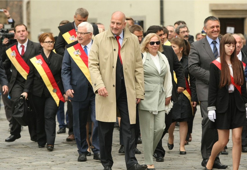 Święto Wrocławia 2015. Honorowi Obywatele odebrali tytuły. Prezydent Dutkiewicz wręczył nagrody